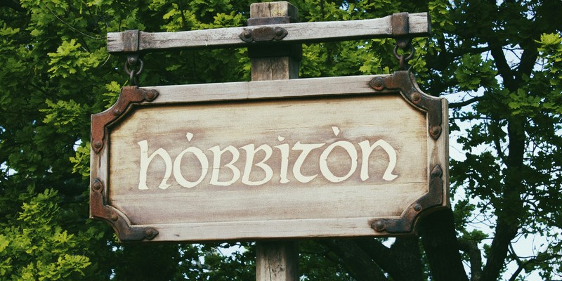 Drewniany znak z napisem Hobbiton