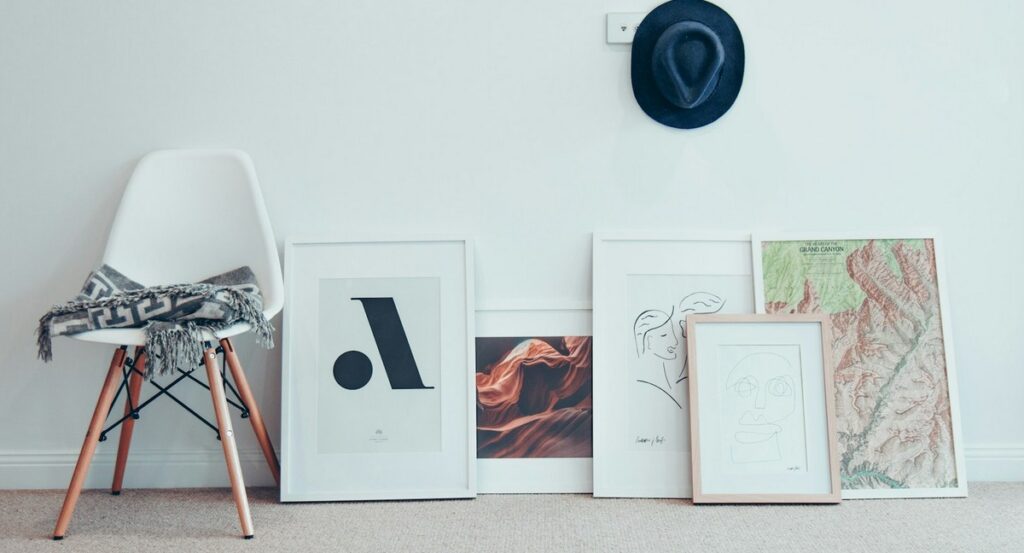 Obrazy stojące na ziemi i oparte o ścianę