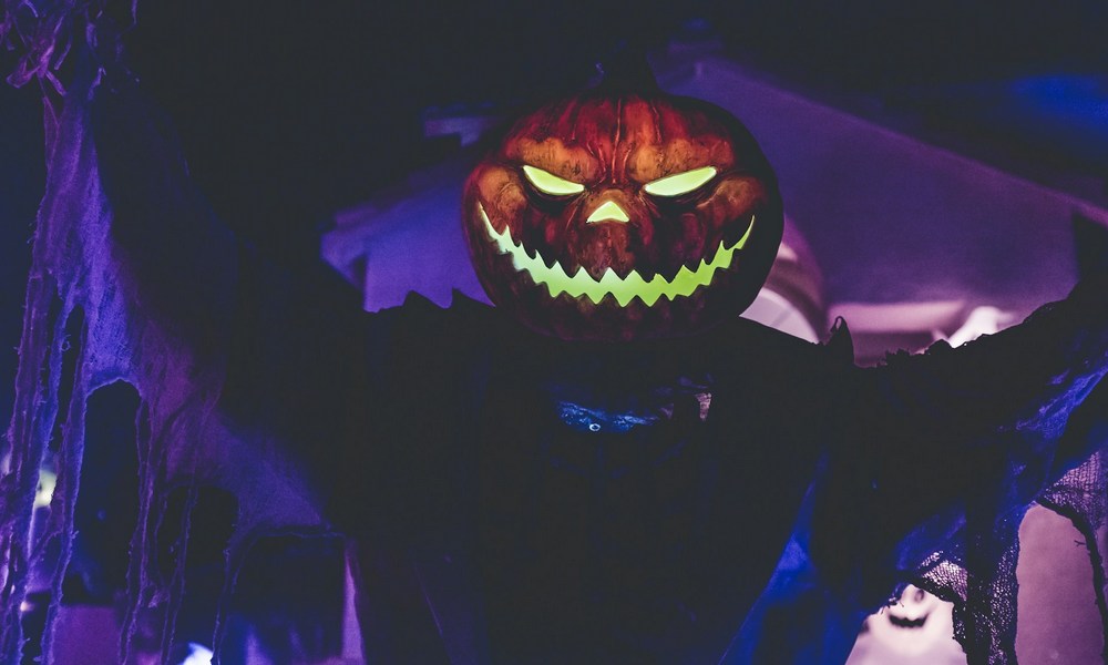 Człowiek z maską dyni na Halloween