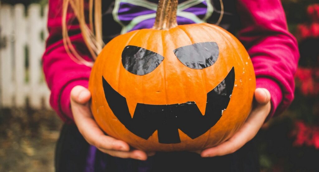 Dziecko z dynią na Halloween