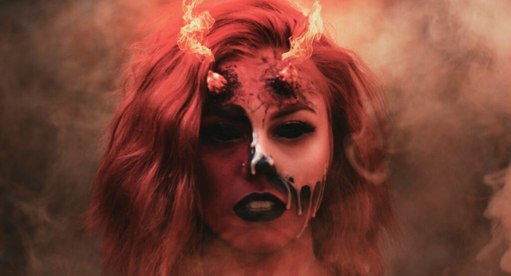 Kobieta - demon przebrana na Halloween