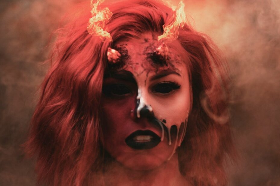 Kobieta - demon przebrana na Halloween