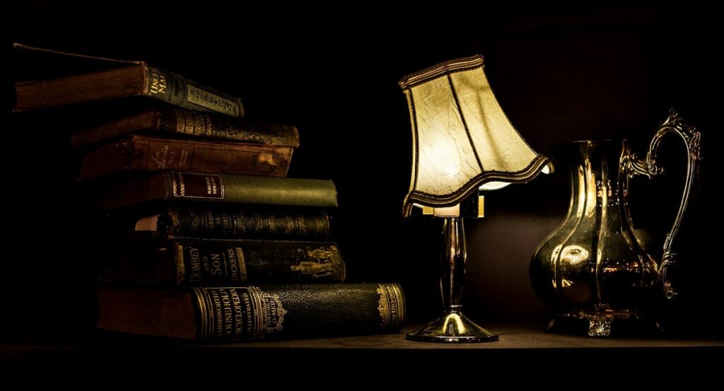 Książki obok lampki