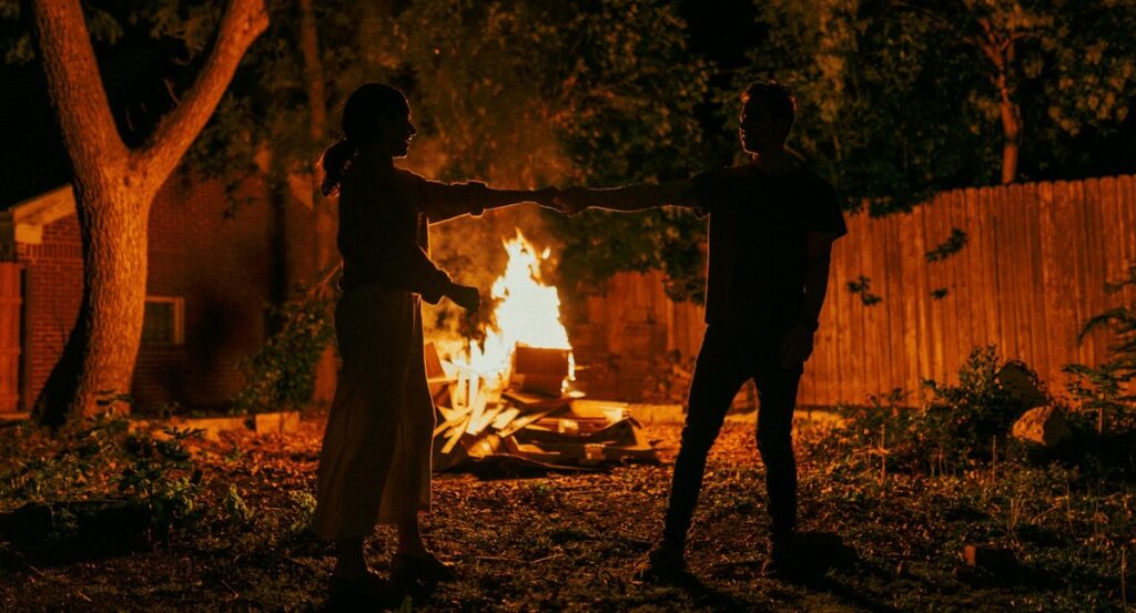 Mężczyzna i kobieta przy ognisku