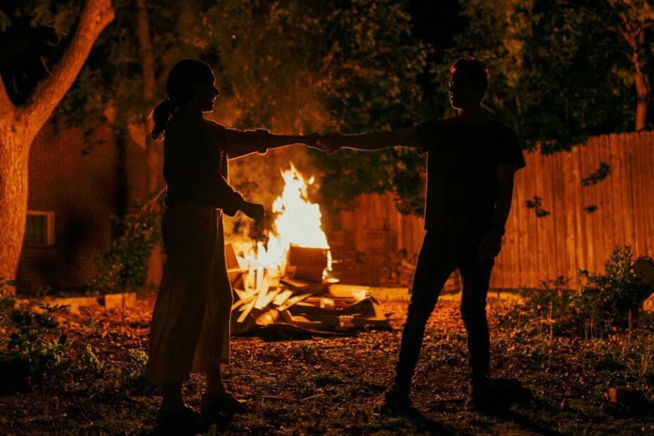 Mężczyzna i kobieta przy ognisku