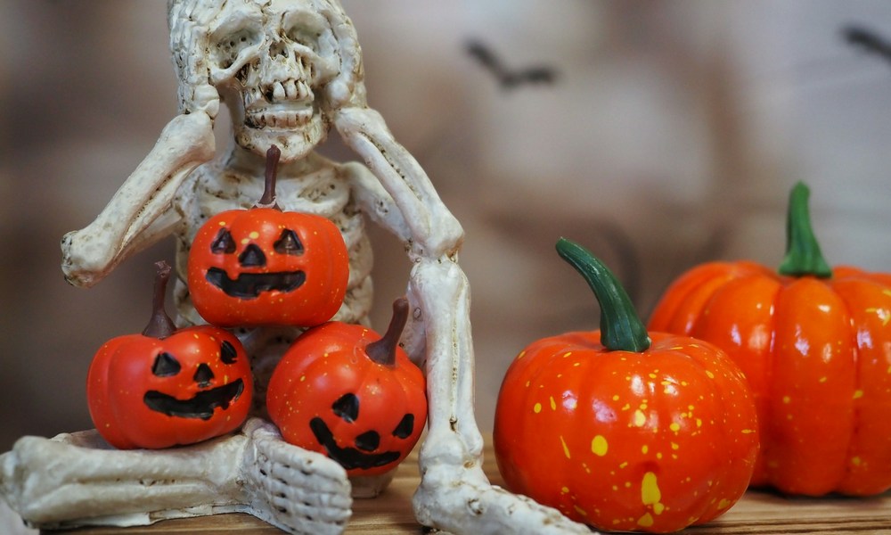 Figurka szkieletu z dyniami - Halloween