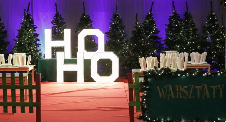 Wielka Fabryka Elfów w Warszawie - poczuj magię świąt 2024! Wielka Fabryka Elfów z napisem "HO HO"