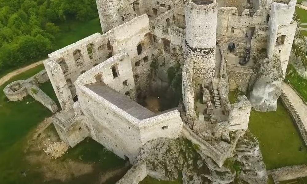 Zamek Ogrodzieniec, widok z lotu ptaka