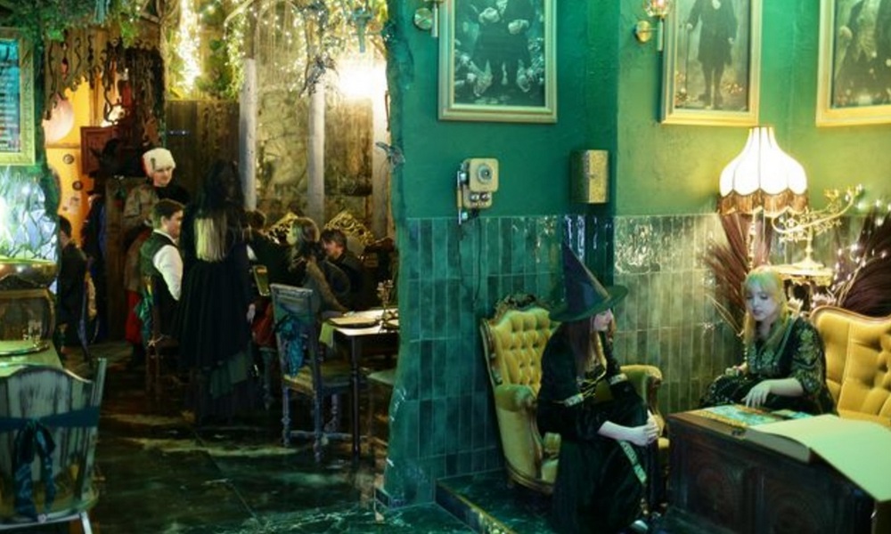 Alahamora - Gildia Czarodziejów. Ludzie w kawiarni