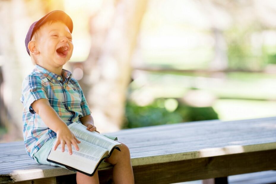 Roześmiane dziecko z książką