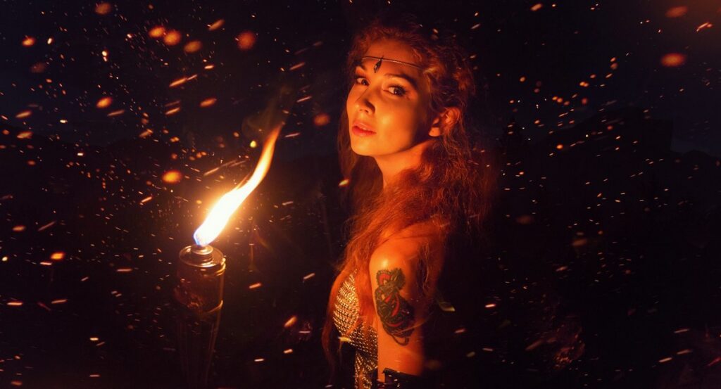 Filmy fantastyczne - czarodziejka z pochodnią