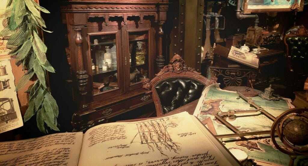 Biuro z drewnianymi meblami i atlasami zielarskimi