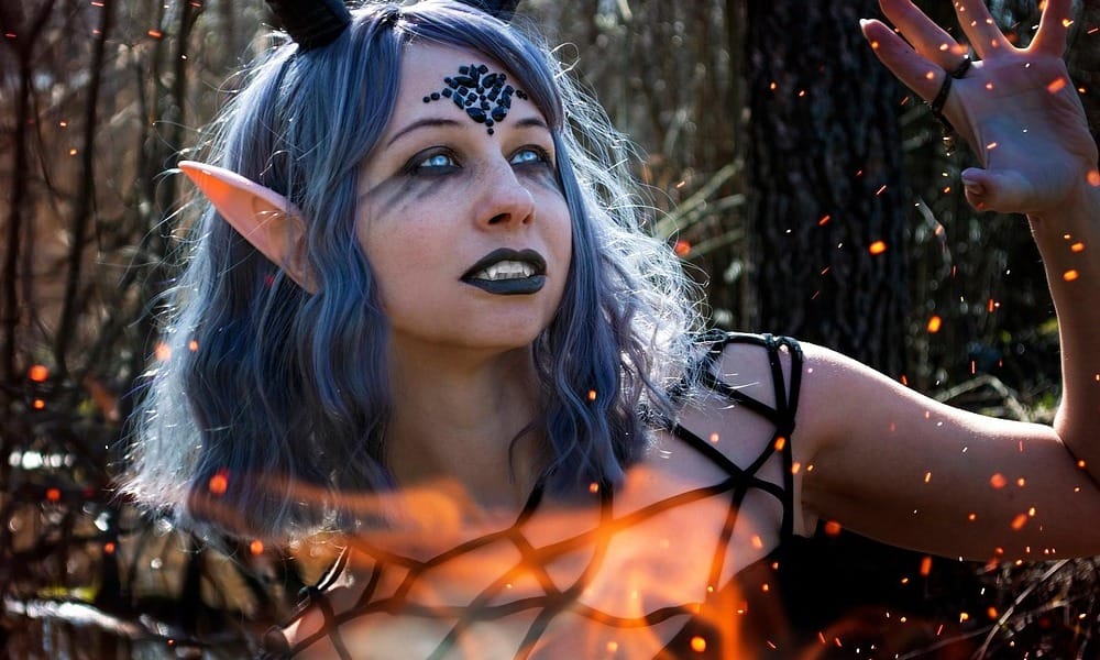 Pyrkon 2025 - cosplayerka przebrana za elfią czarownicę