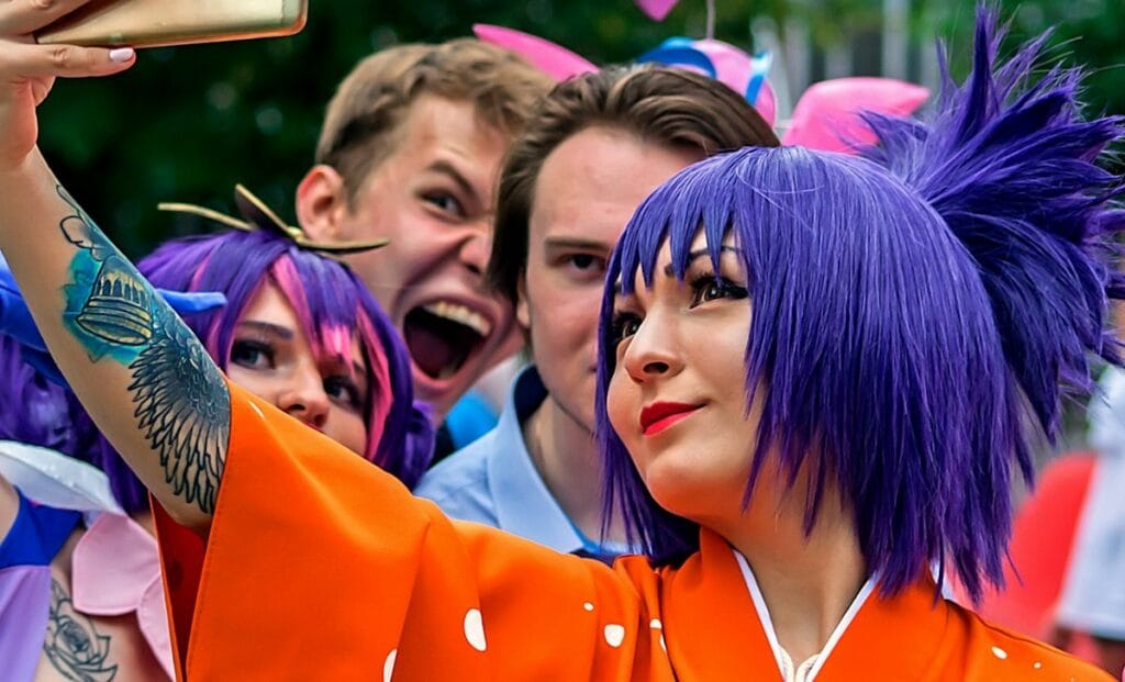 Cosplayerzy robiący wspólne zdjęcie na konwencie fantastyki