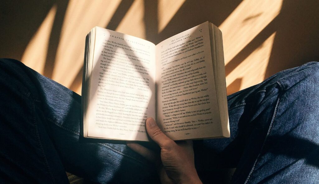Czytanie książek młodzieżowych rozwija osobowość i słownictwo