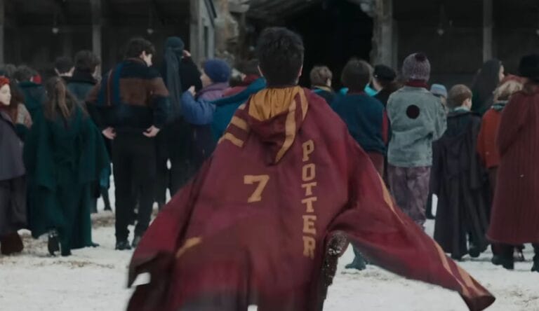 Serial Harry Potter. Premiera, zwiastun i sekrety magii Serial Harry Potter. Kadr z trailera serialu. Harry Potter w czerwonym płaszczu drużyny quidditcha z cyfrą 7 i napisem Potter.