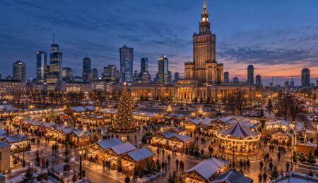 Grafika ilustrująca Jarmark Warszawski w centrum miasta